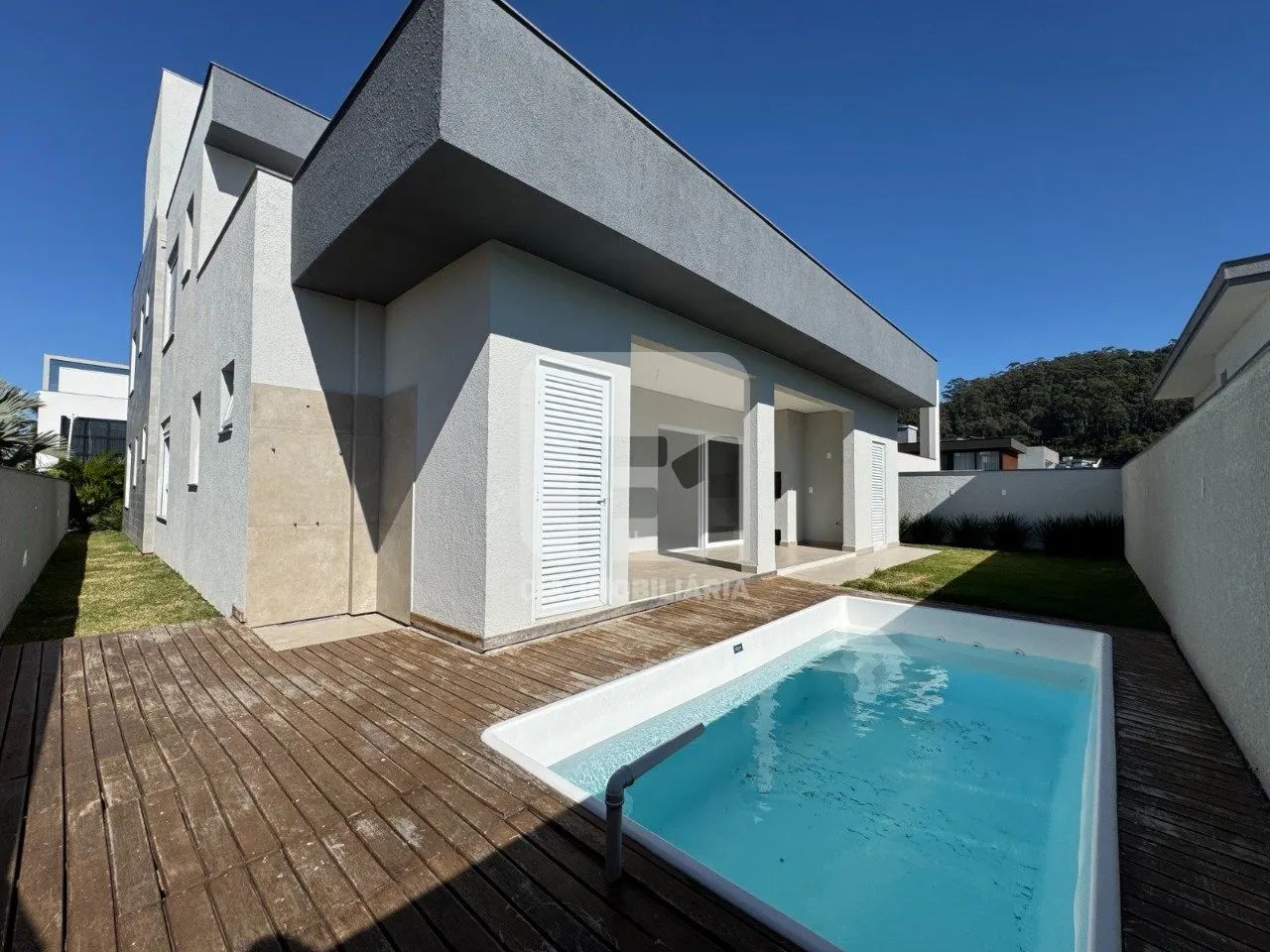 Casa nova de 4 suítes em condomínio nos Ingleses
