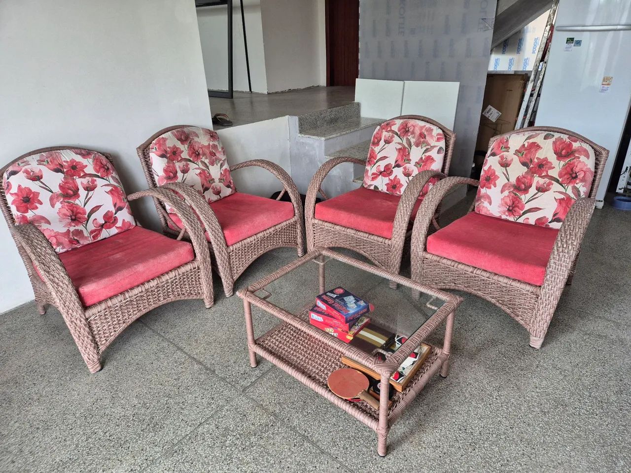 Conjunto de poltronas e mesa de vime.
