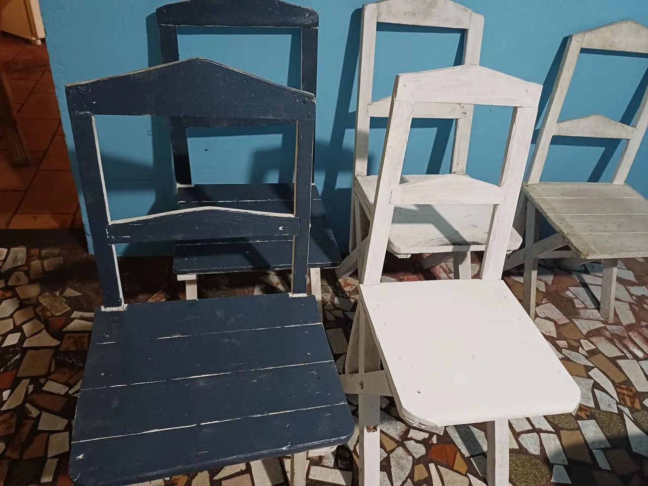 5 cadeiras e 3 lâmpadas