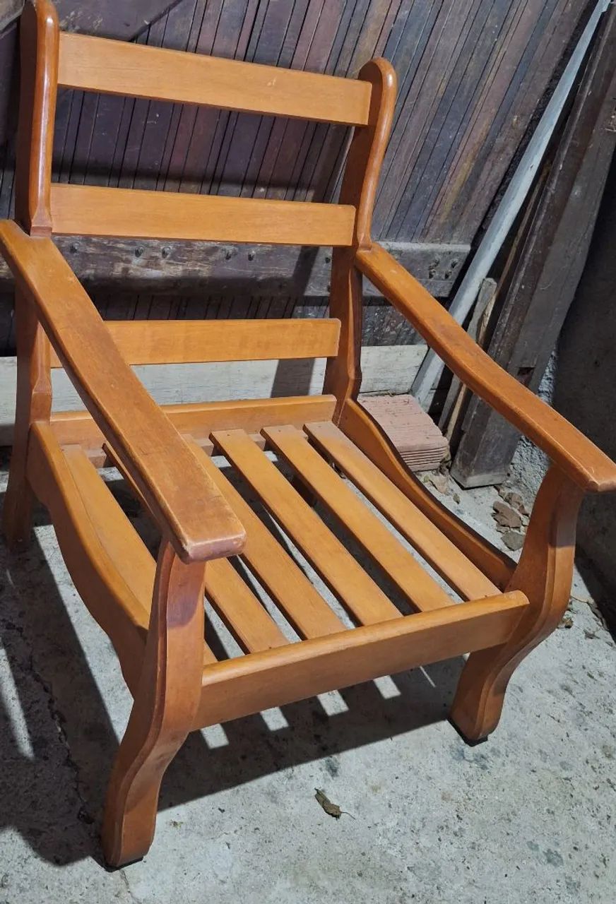 Sófa de madeira mácica em ótimo estado.  - Foto 2