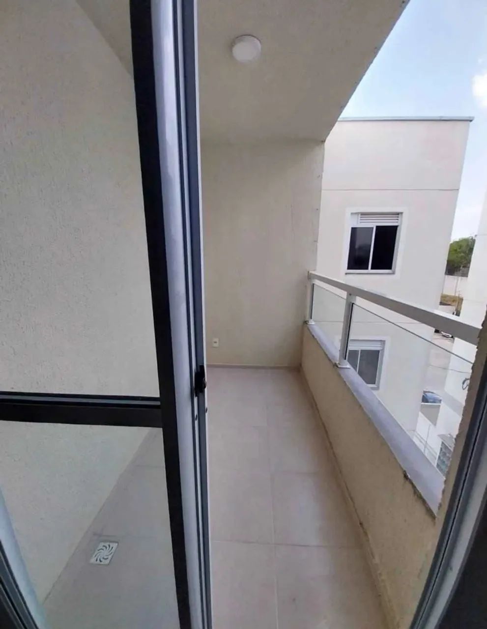 Alugo apartamento com varanda 