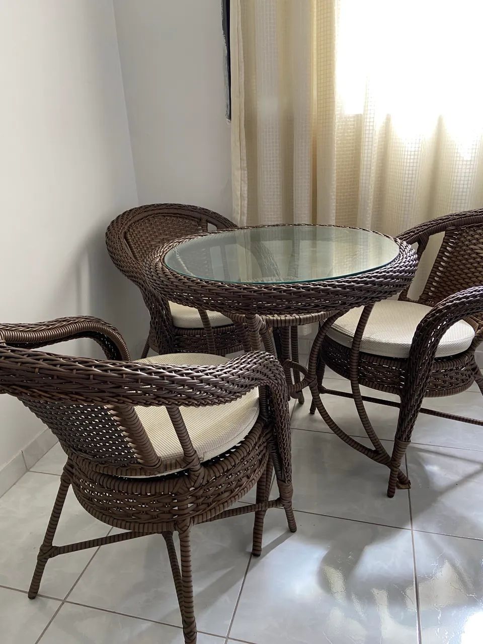 Mesa linda com 3 cadeiras  - Foto 3