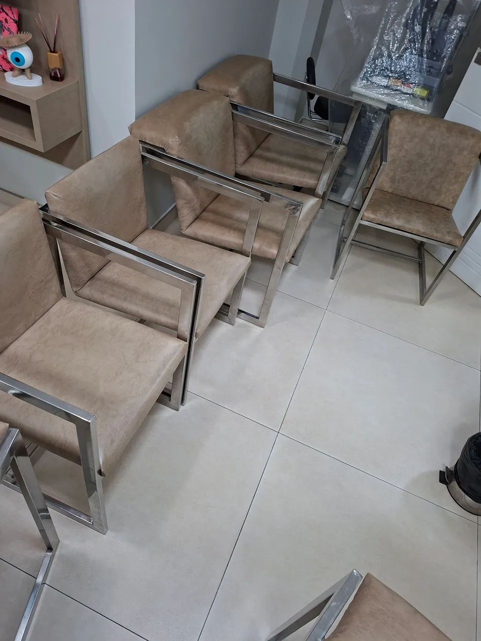 Poltronas  em couro sintético e base em alumínio. ( vendo por unidade também)  - Foto 3