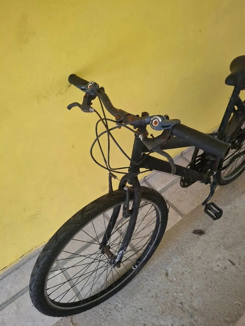 Bicicleta Aro 26 preta com bagageiro - Foto 2