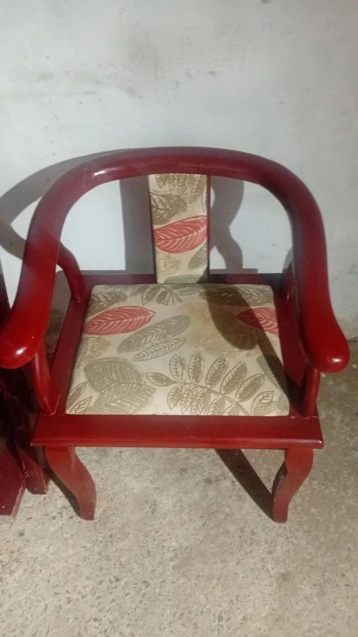 Uma cama de casal e de solteiro e uma poltrona única estofada