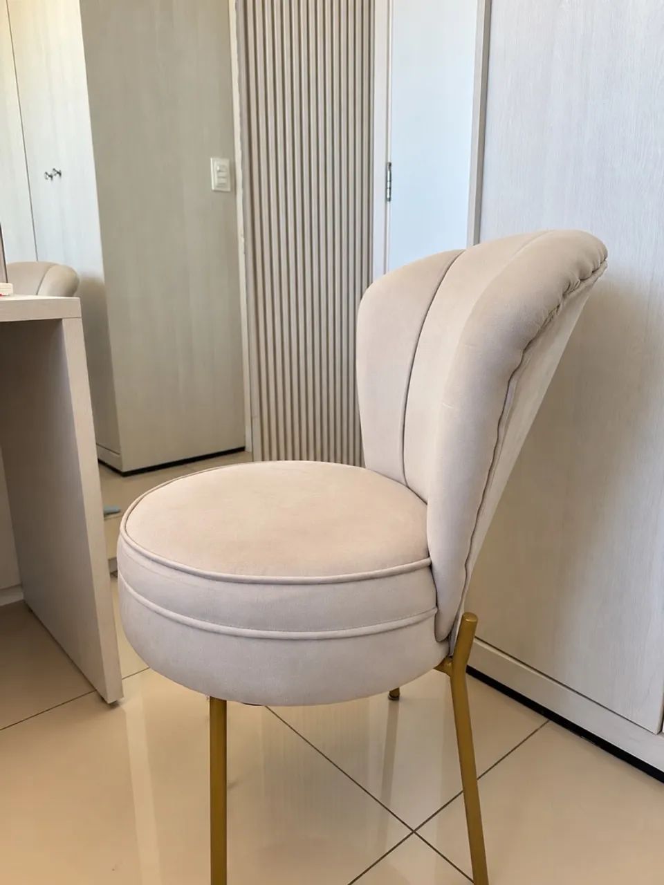 Poltrona Decorativa Bege com Pés Dourados - Foto 2