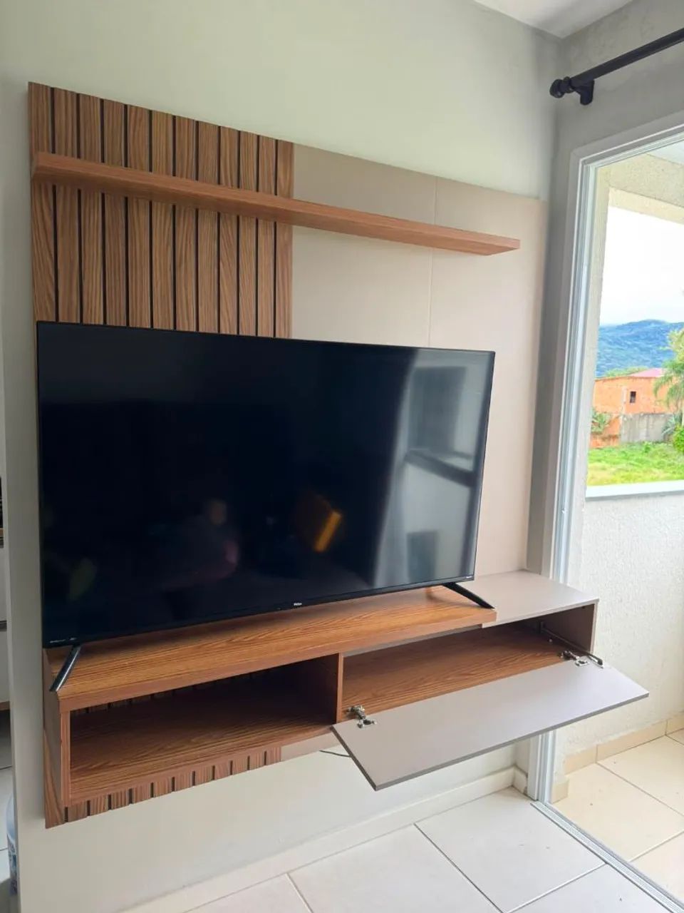 Painel / Estante Suspensa para TV com Ripado e Prateleira (SEM a TV)