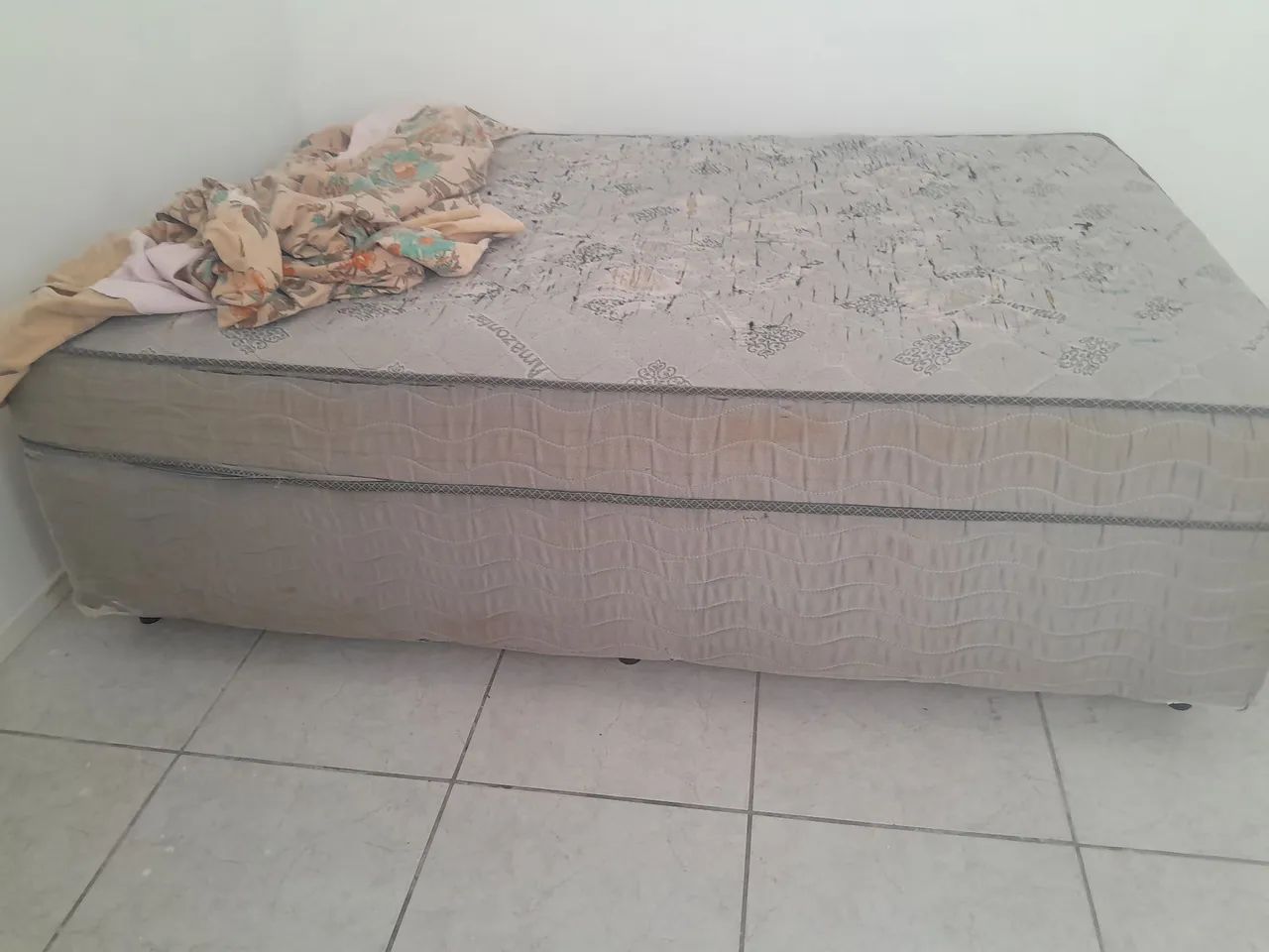 Vendo cama box conjugado solteiro. 