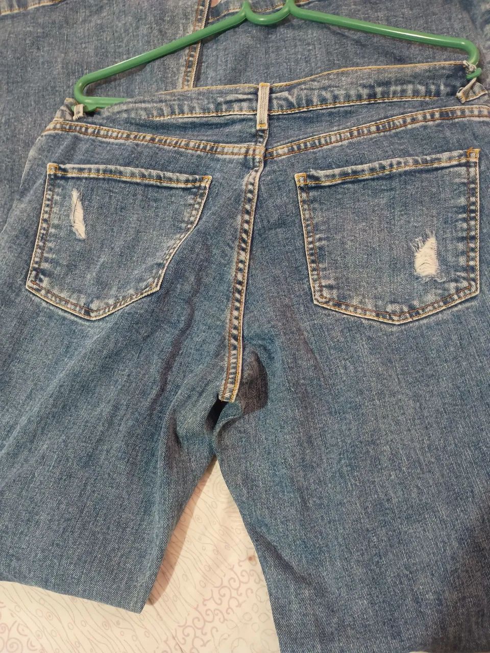 Vendo uma calça jeans,boca larga,modelo antigo,tamanho 40