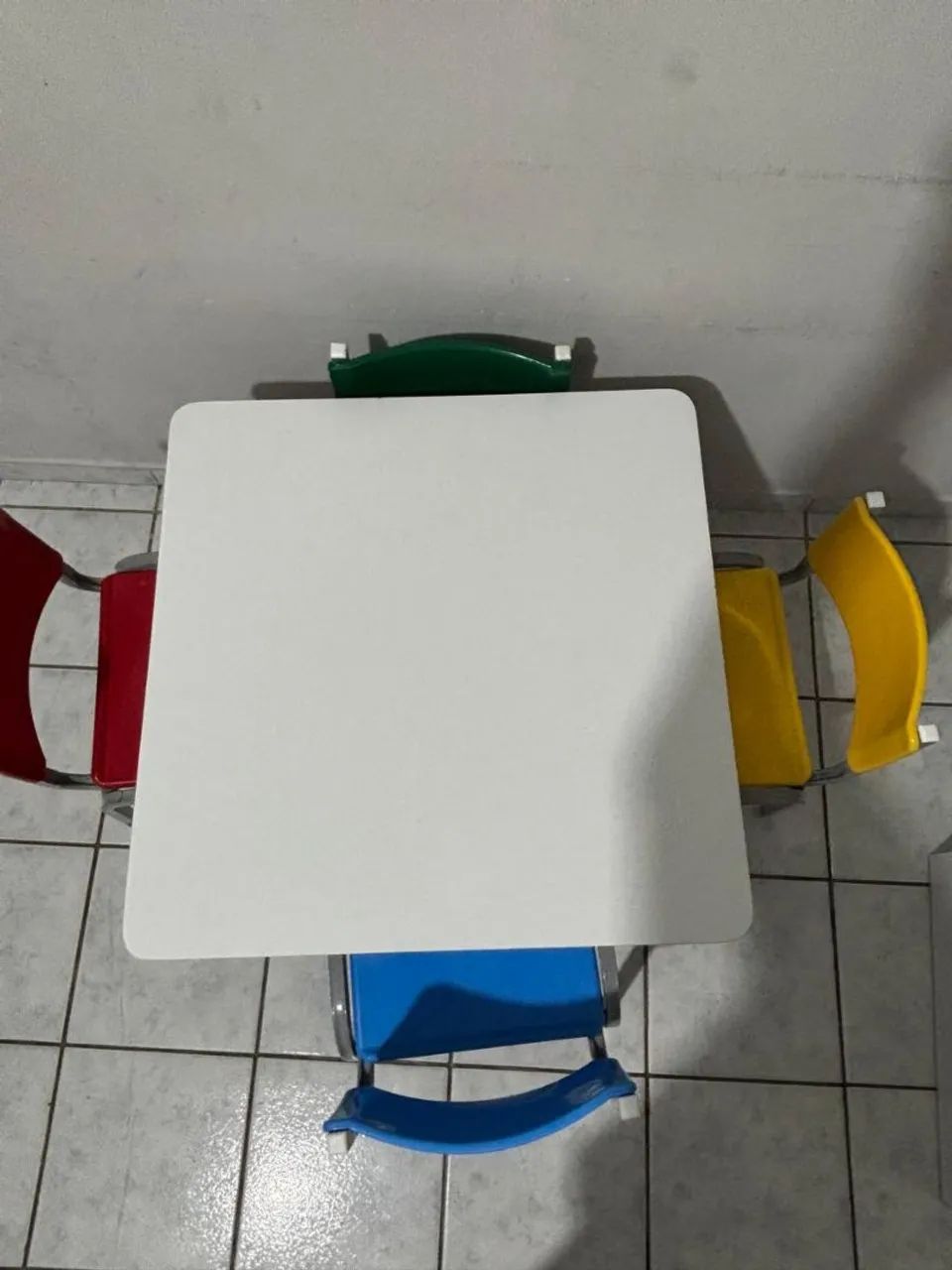 Vendo jogo de mesa e cadeiras infantis