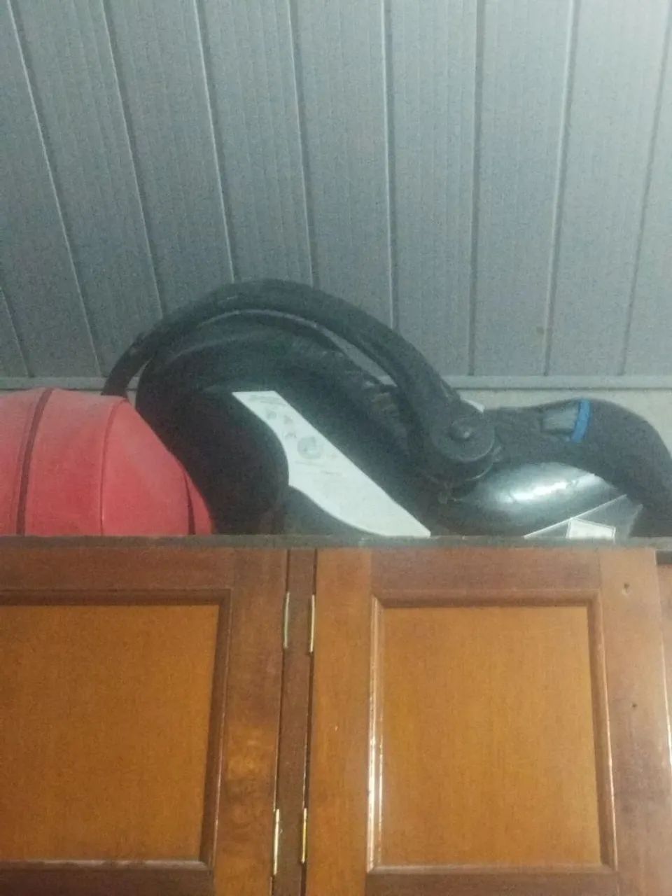 Roupa de bebê menino e bebê conforto 