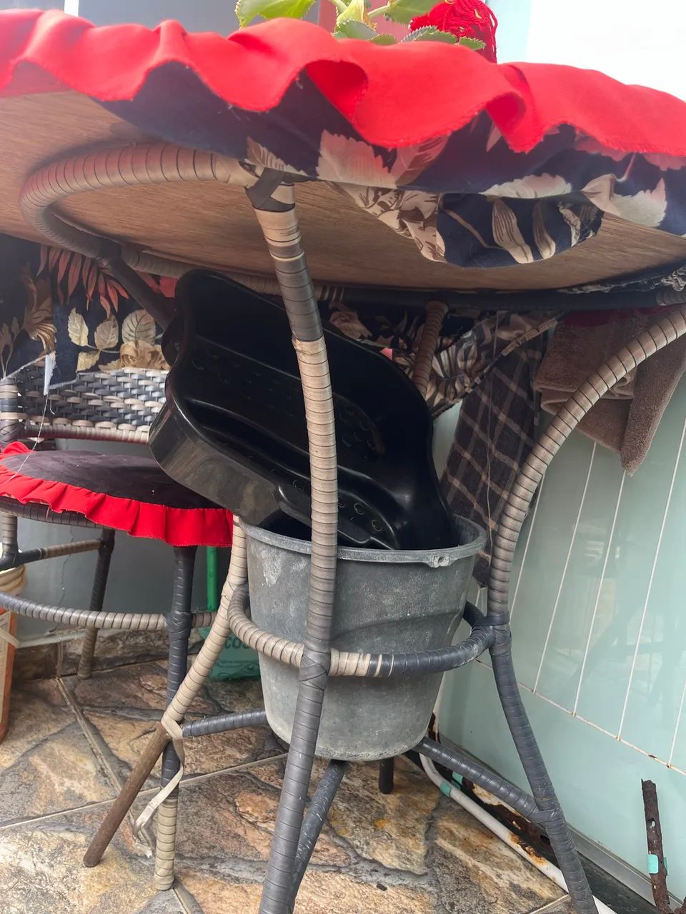 Mesa de compensado e aço com 4 cadeiras  - Foto 2