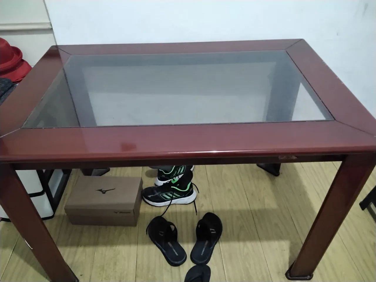 Mesa com tampa de vidro