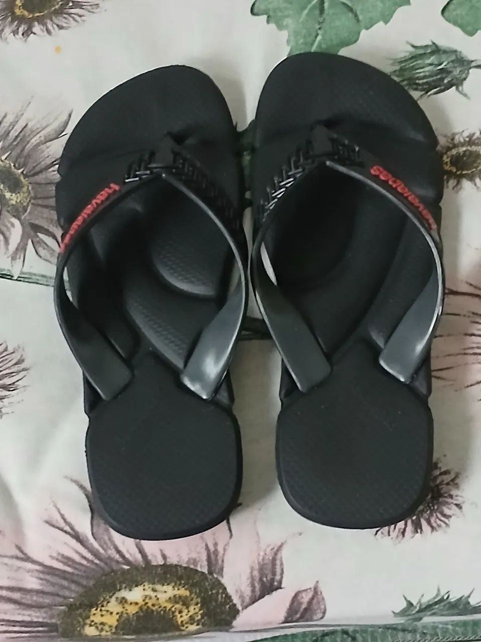 bota da marca marvalis e um par de havaianas ambas pretas  - Foto 5