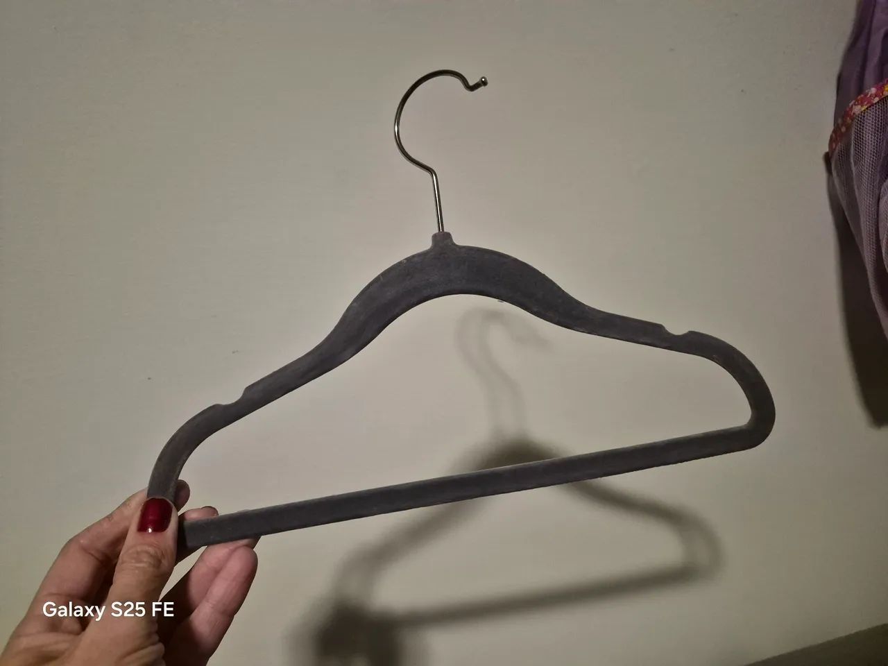 Cabide infantil aveludado cinza. Resistente. Ótimo material.  - Foto 2