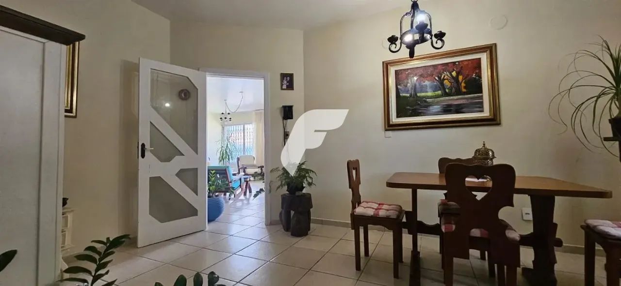 Casa com 7 dormitórios sendo 2 suítes e 2 vagas de garagem em Florianópolis/SC - Foto 5