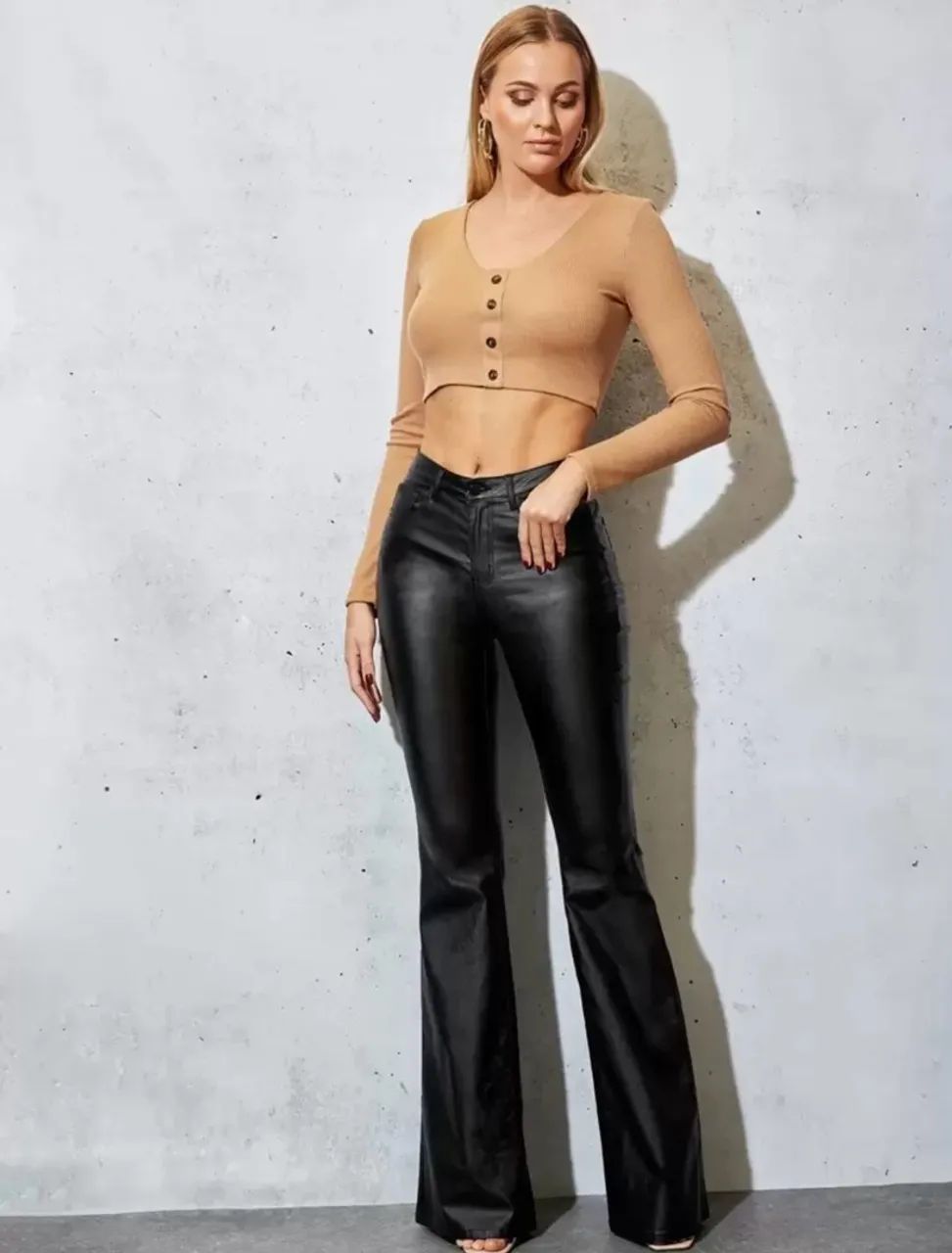 Calça Flare de Couro Pu tamanho M. Com elastano. - Foto 3