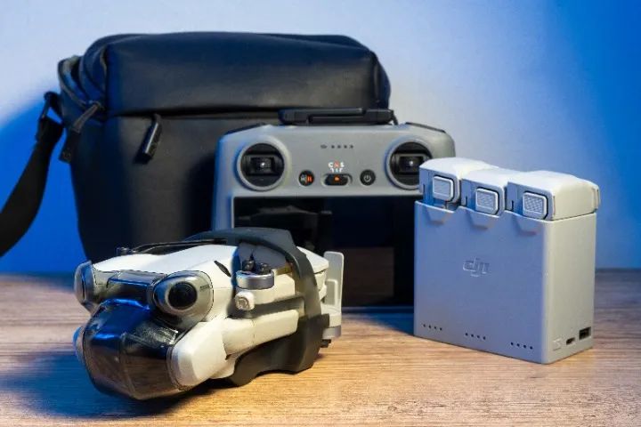 DJI Mini 4 Pro kit Fly More, controle com tela - Foto 3