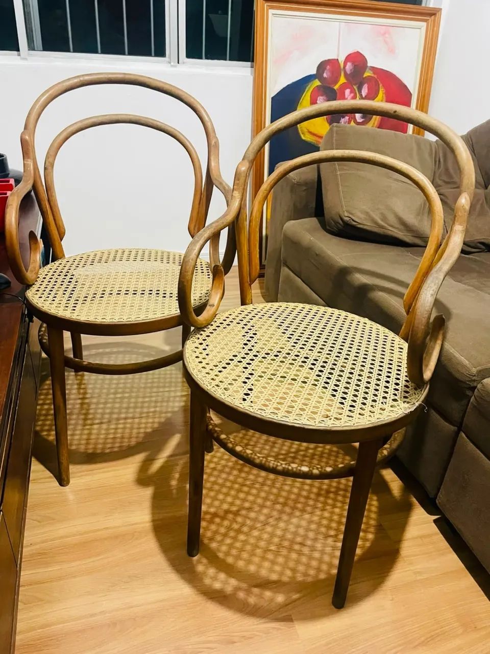  Par de Cadeiras  Antigas Estilo Thonet com Braço  - Foto 2