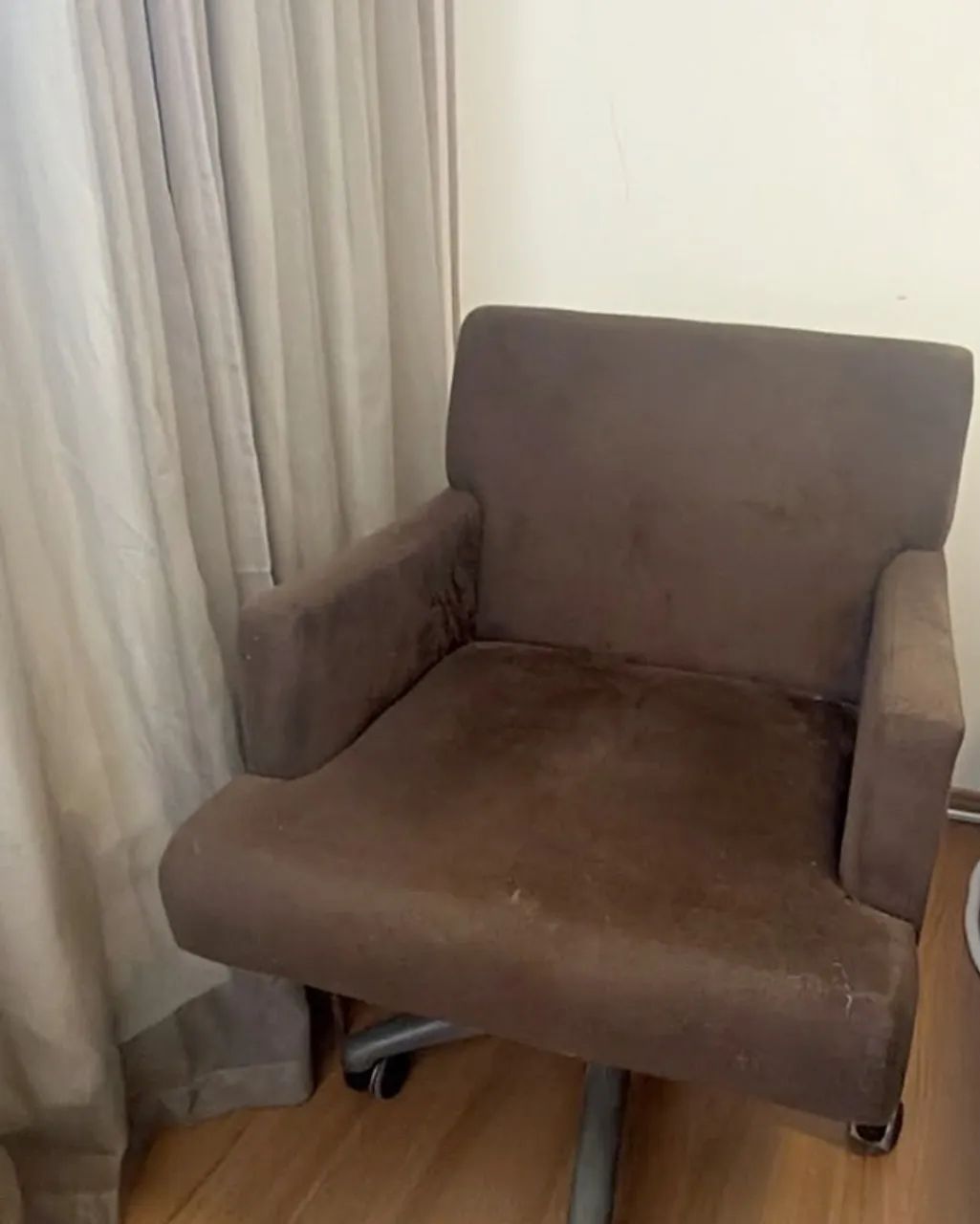 Poltrona marrom com rodinhas, giratória, tecido aveludado