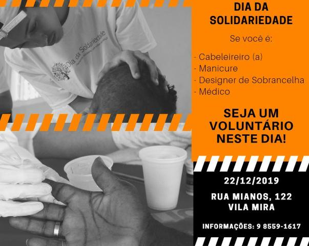 Voluntário atender ação social para natal feliz