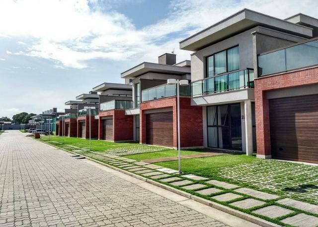 Casas de alto padrão em condomínio vizinho ao shopping