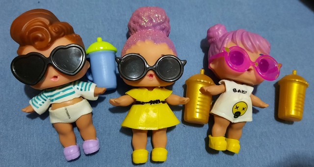 Três bonecas pequenas com acessórios - Foto 3