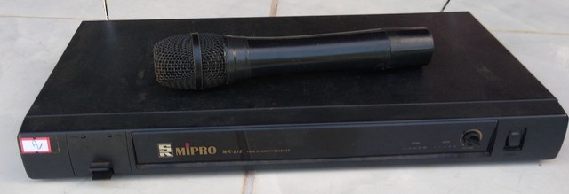 Microfone sem fio staner mipro.