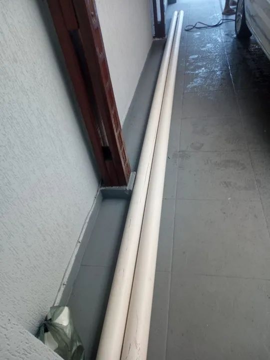 Dois canos de esgoto de 5m cada