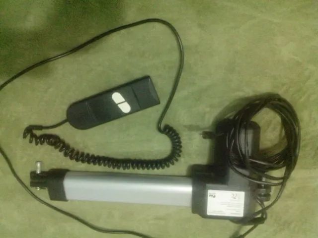 Atuador linear com controle semi novo para fonte 24 Volts  curso 25 cm Leia