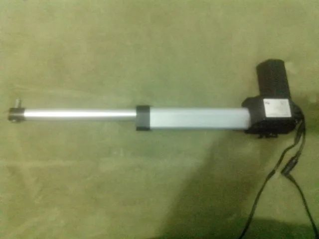 Atuador linear com controle semi novo para fonte 24 Volts  curso 25 cm Leia - Foto 2