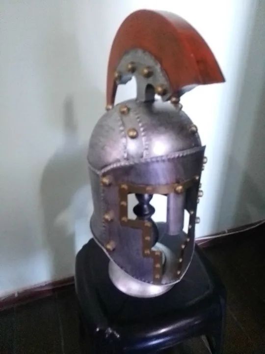 Capacete Romano de metal na caixa - Foto 2