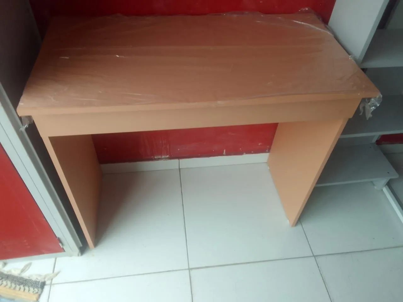 Escrivaninha  com gavetão  - Foto 2