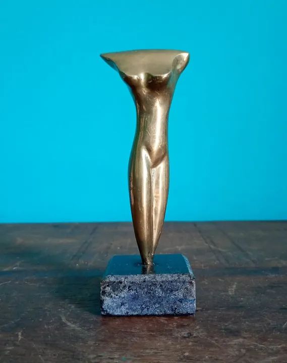 Escultura em bronze polido representando "Torso Feminino"