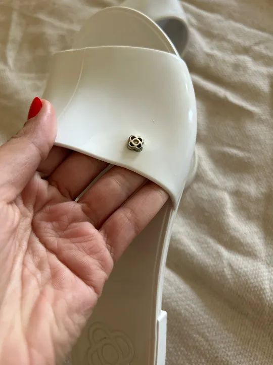 Chinelo branco Petite Jolie, estilosa e confortável - Foto 4
