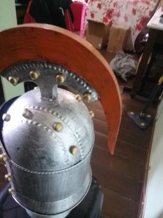 Capacete Romano de metal na caixa - Foto 5