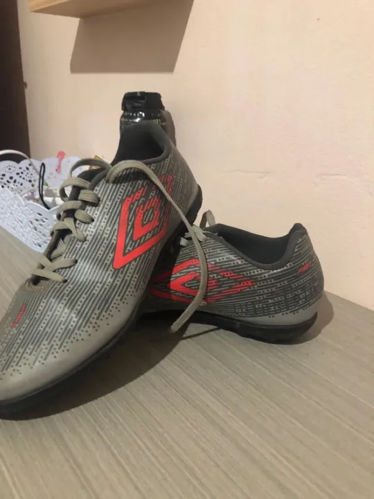 Chuteiras de Futebol Society Umbro - Tamanho 38