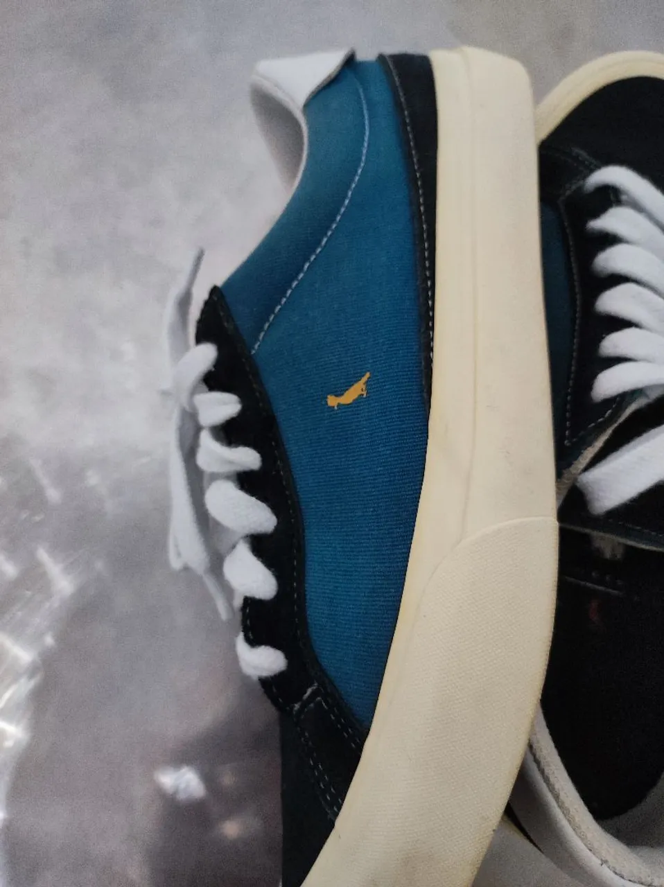 Tênis Azul e Preto com Detalhes