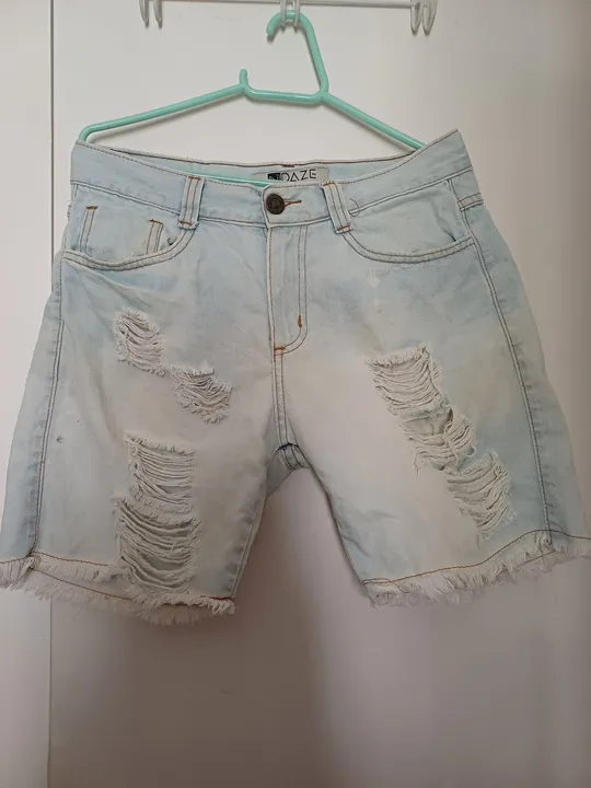 Bermuda masculina rasgada