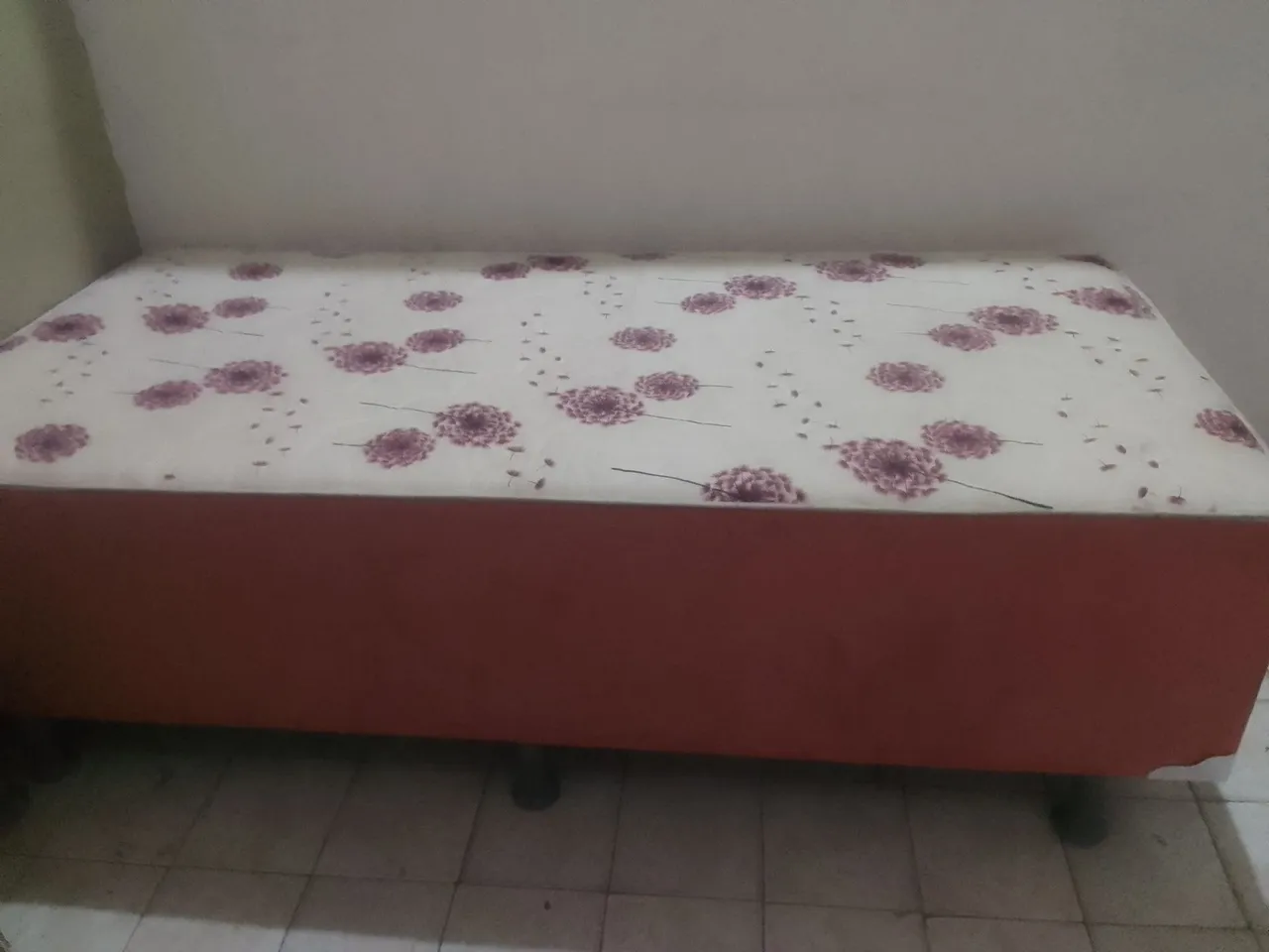 Cama de Solteiro com Colchão Floral