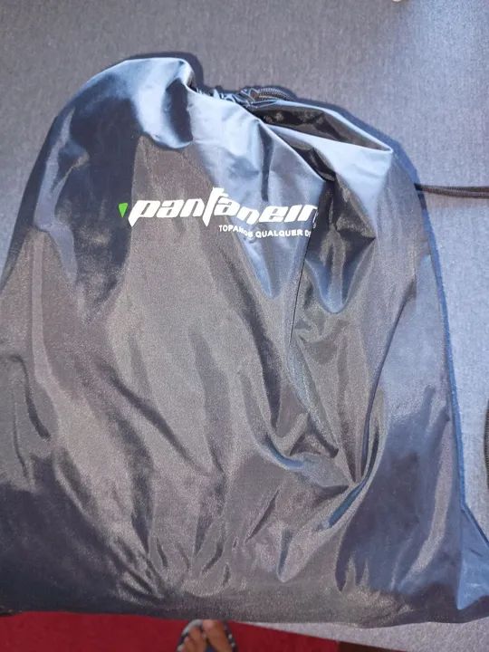 Duas capas de chuva e o baú mais dois capacetes - Foto 5