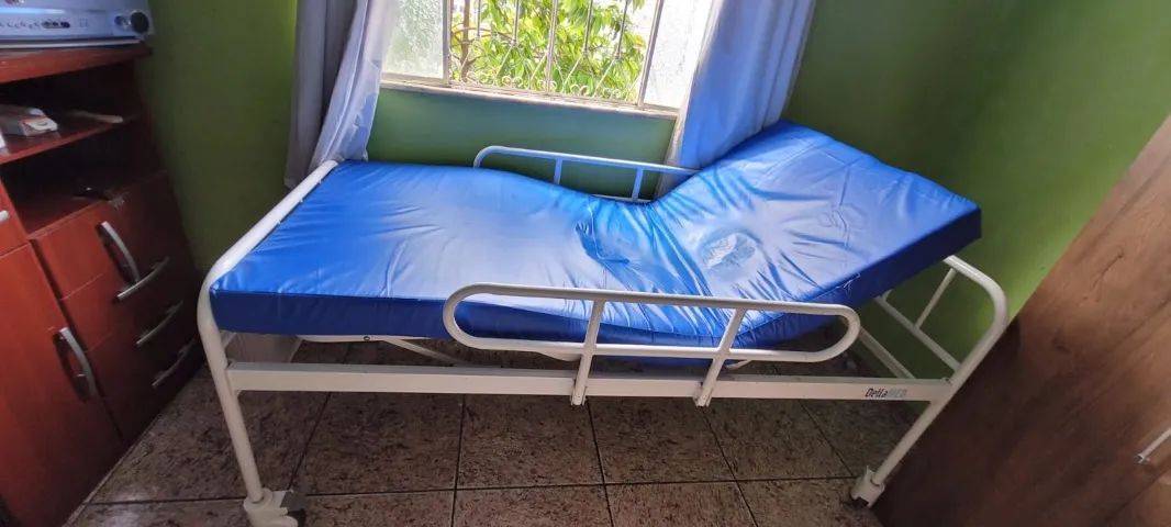 Cama hospitalar com colchão impermeável