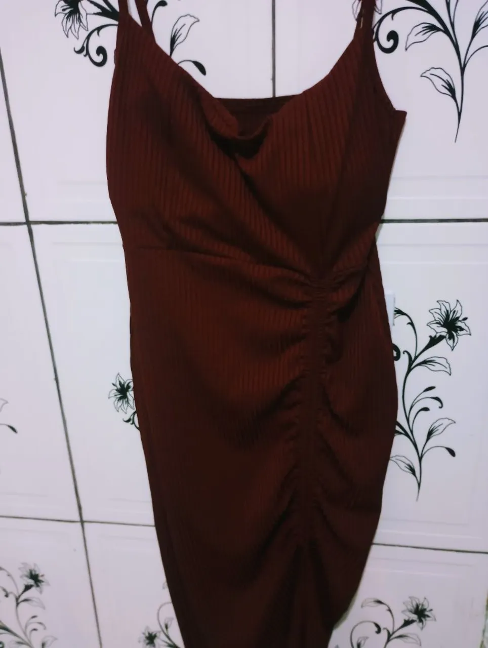 Vestido drapeado vinho