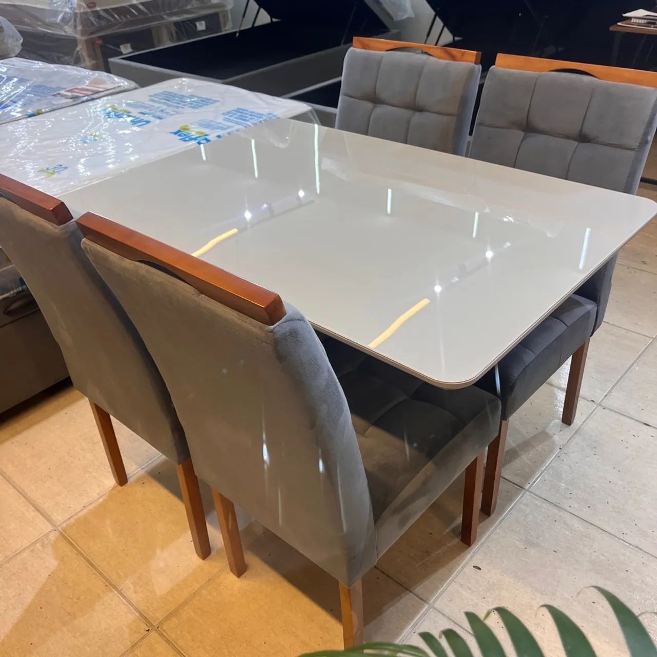 Mesa de Jantar de Vidro com 4 Cadeiras