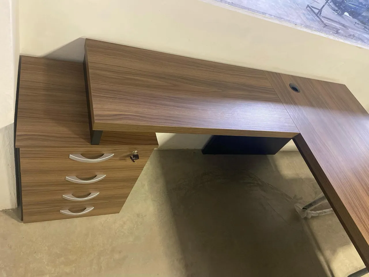 Mesa de Escritório em L com Gaveteiro Integrado