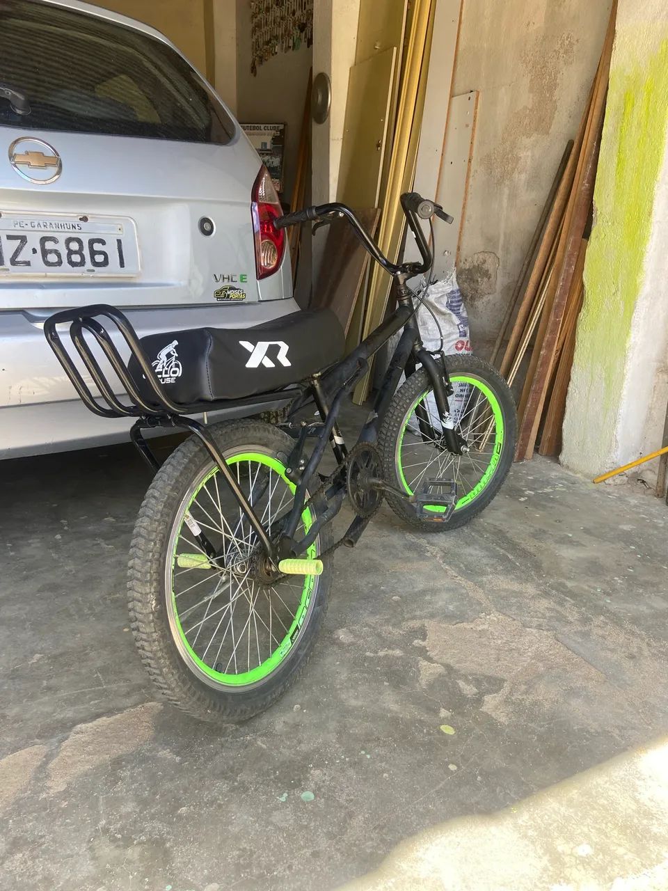 Vende-se bicicleta estilo montadinha, com banco de mobilete, guidão de moto e garupa