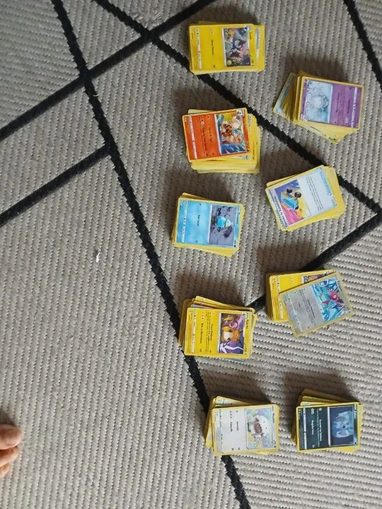 1600 carta pokemon variadas - acompanha caixa - Foto 2