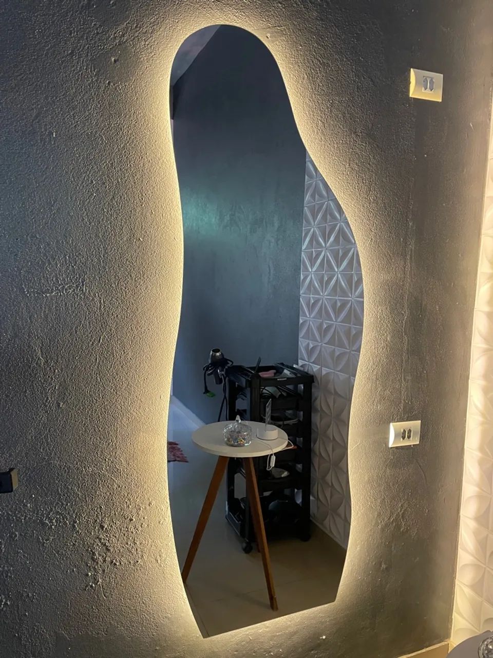 Espelho de Parede com Iluminação LED em Formato Inovador