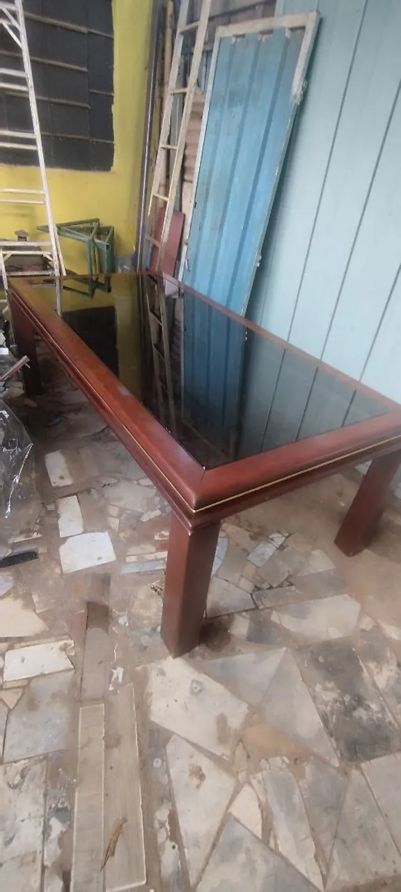 Mesa de Jantar Elegante com Tampo de Vidro