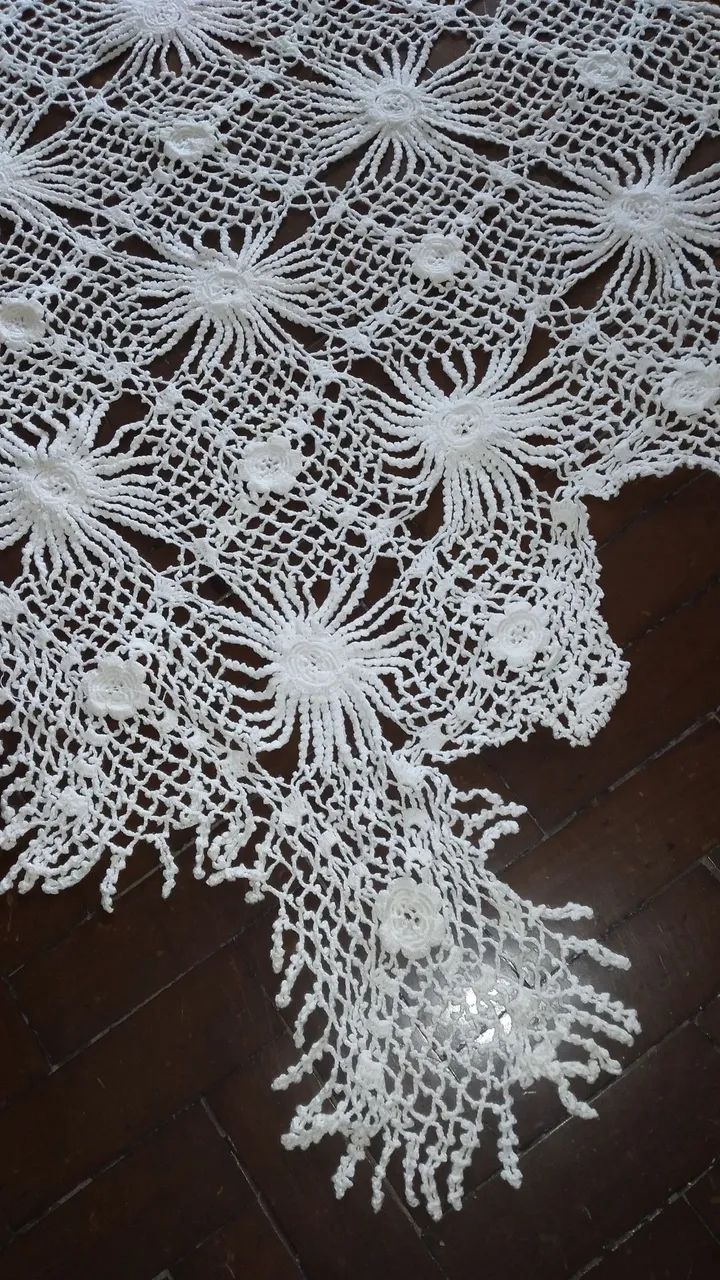 Linda toalha de mesa / cama, artesanal em crochê - Foto 4